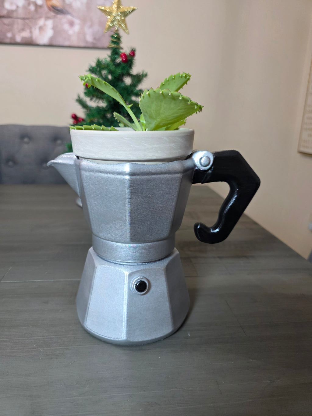 Tiesto Grande en forma de Greca Cafetera Típica de Puerto Rico Hecho en 3D Printing - El tiesto cerámico y la planta no están incluidas