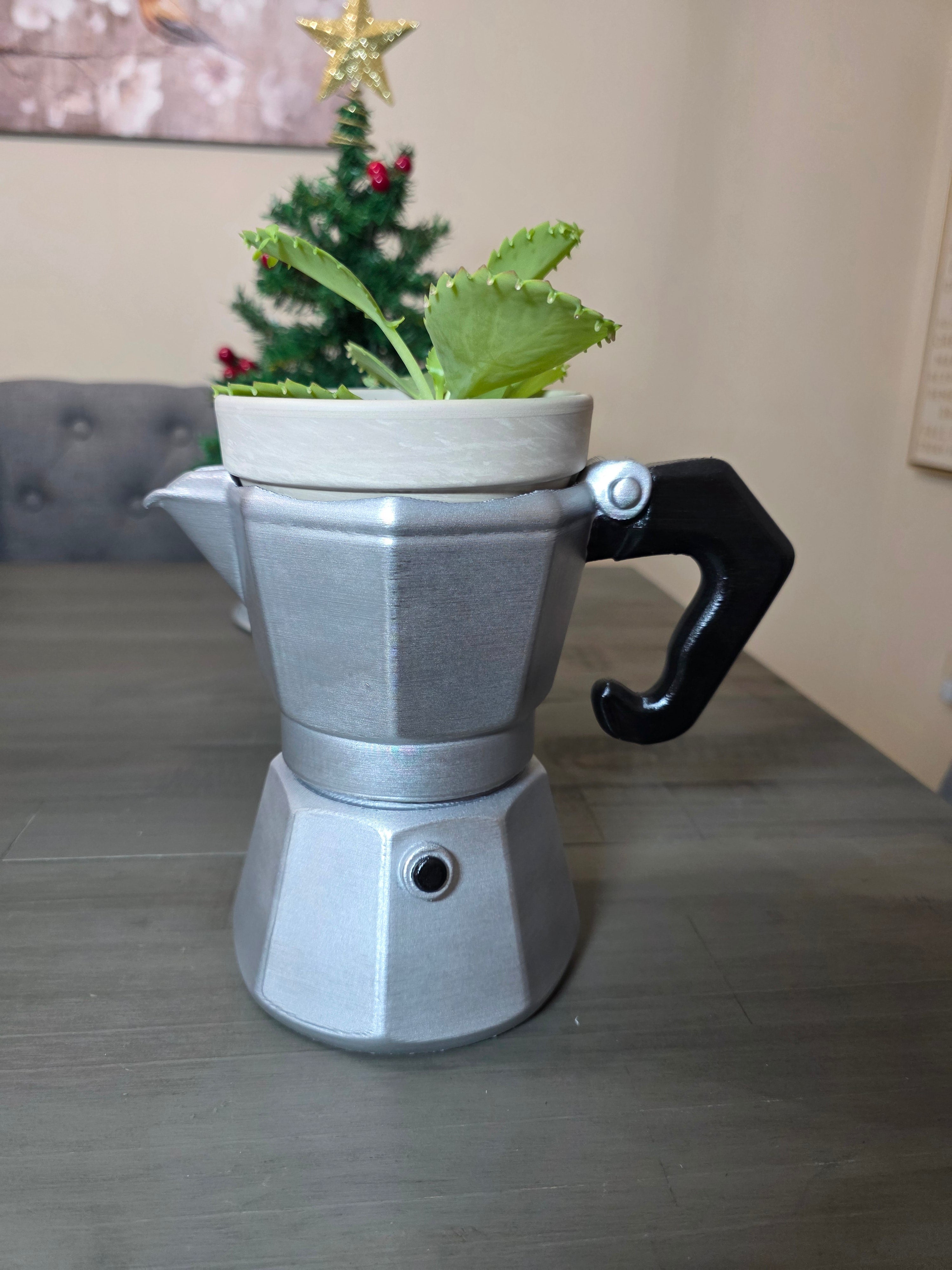 Tiesto Grande en forma de Greca Cafetera Típica de Puerto Rico Hecho en 3D Printing - El tiesto cerámico y la planta no están incluidas