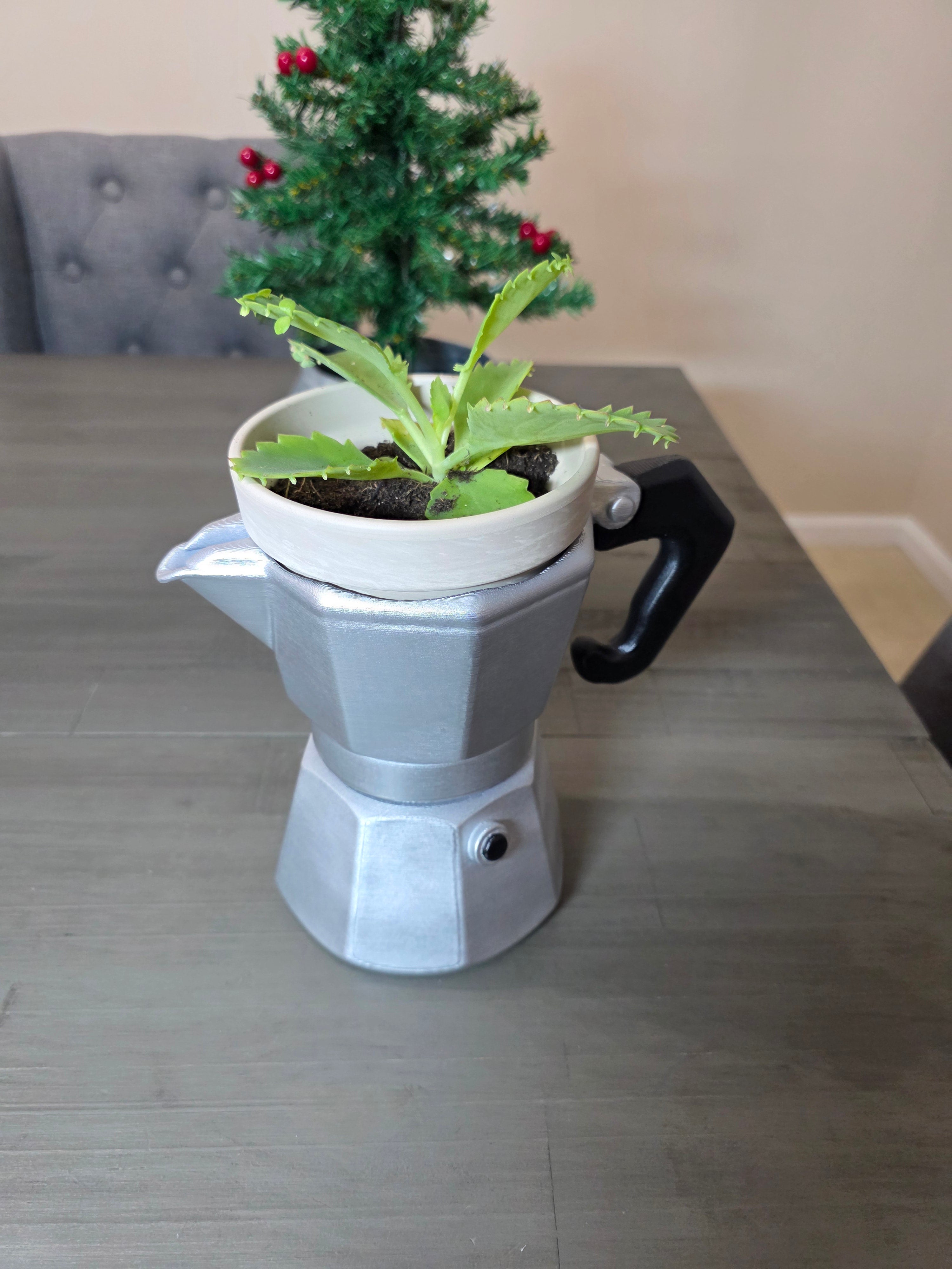 Tiesto Grande en forma de Greca Cafetera Típica de Puerto Rico Hecho en 3D Printing - El tiesto cerámico y la planta no están incluidas