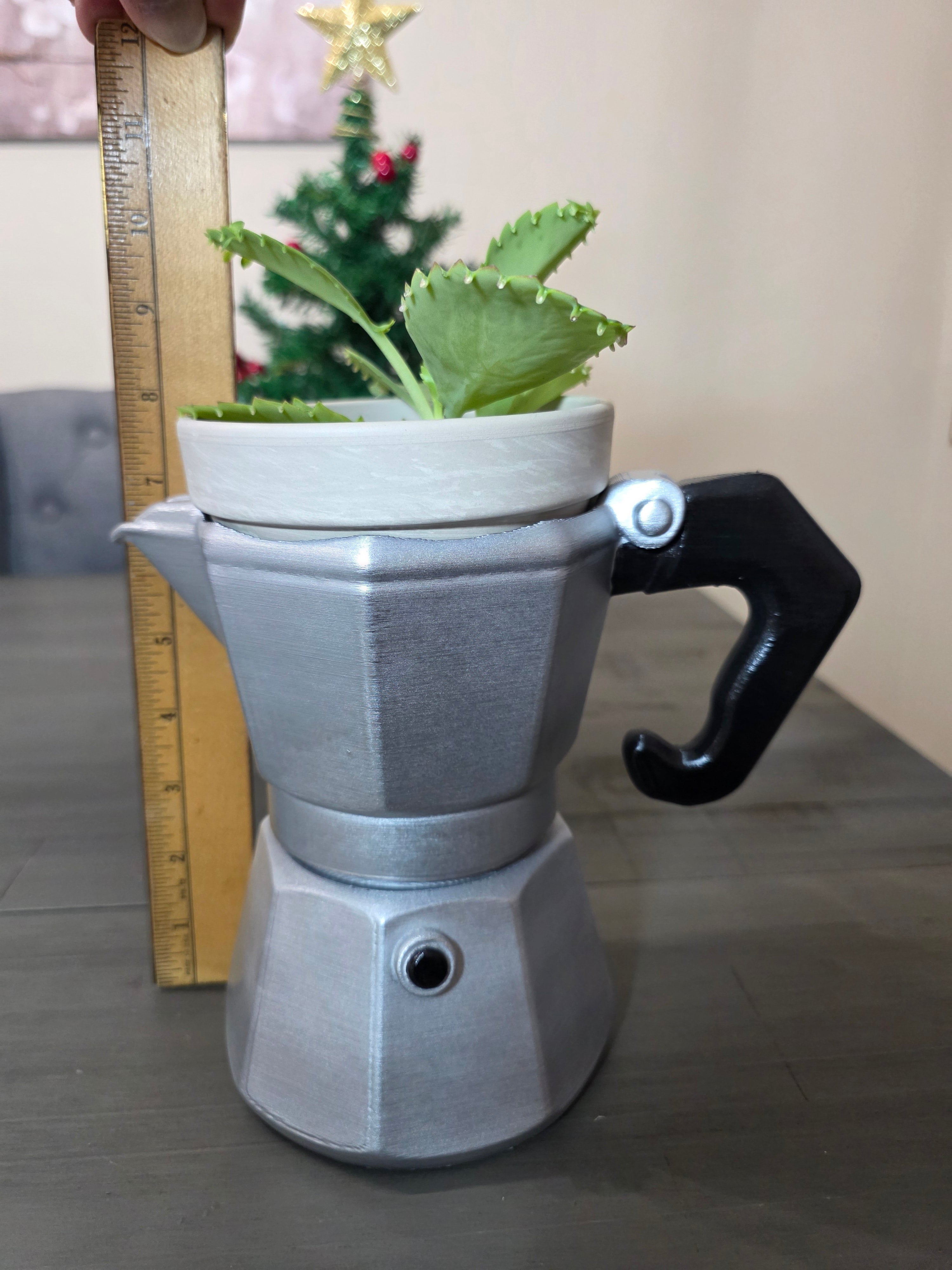 Tiesto Grande en forma de Greca Cafetera Típica de Puerto Rico Hecho en 3D Printing - El tiesto cerámico y la planta no están incluidas