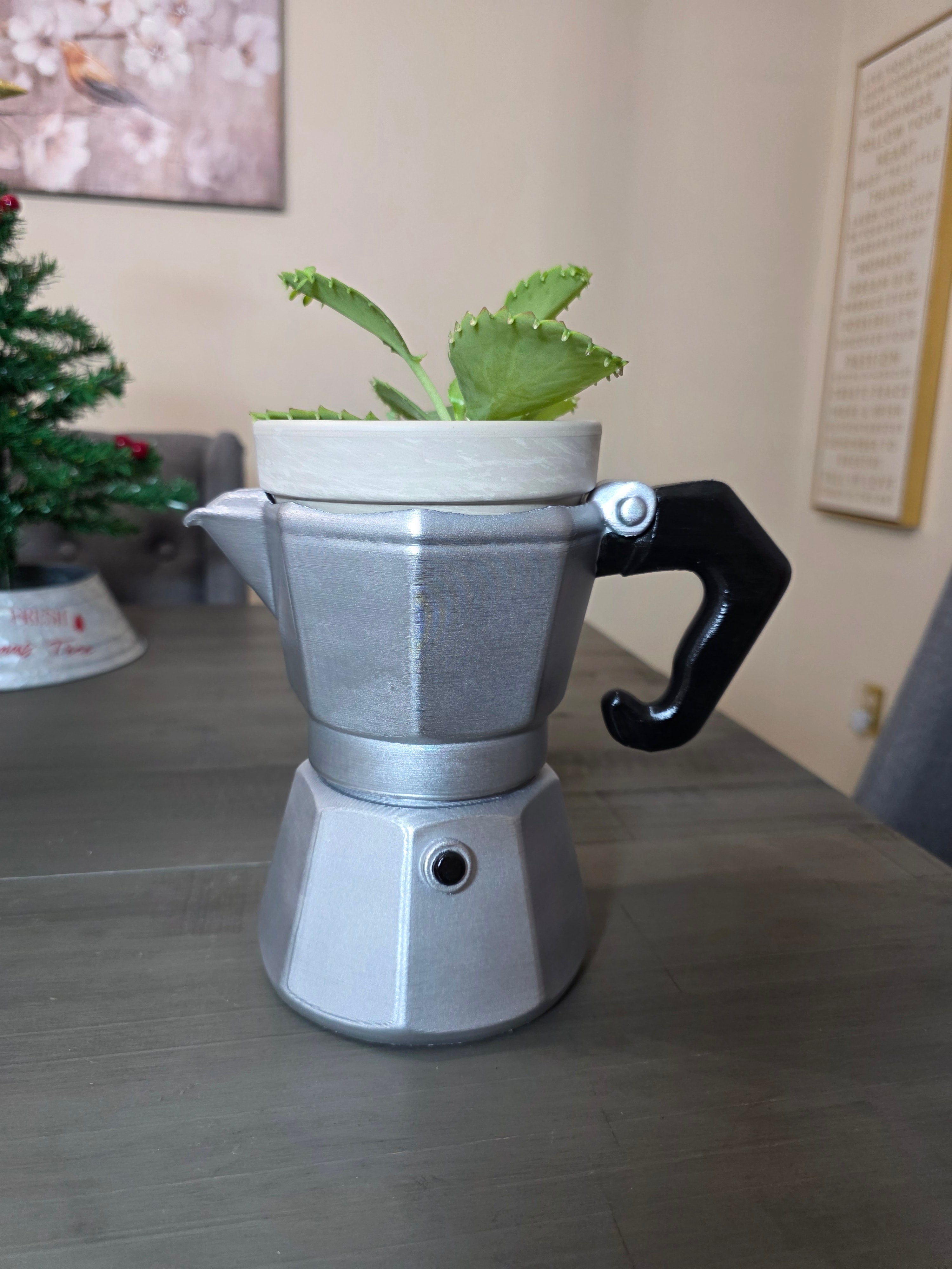 Tiesto Grande en forma de Greca Cafetera Típica de Puerto Rico Hecho en 3D Printing - El tiesto cerámico y la planta no están incluidas