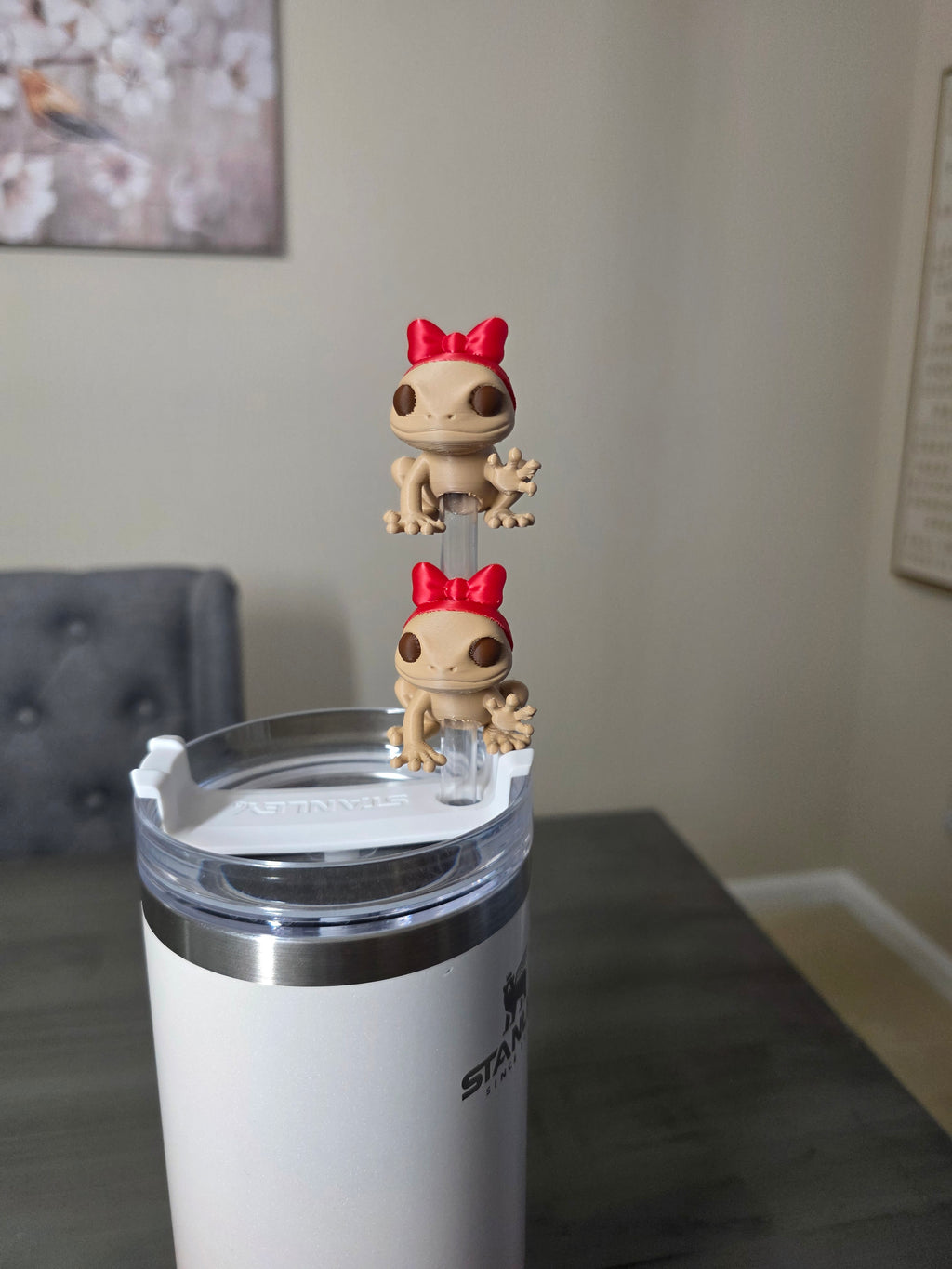 Puerto Rico Coquí wearing a Red Bow 3D Straw Topper