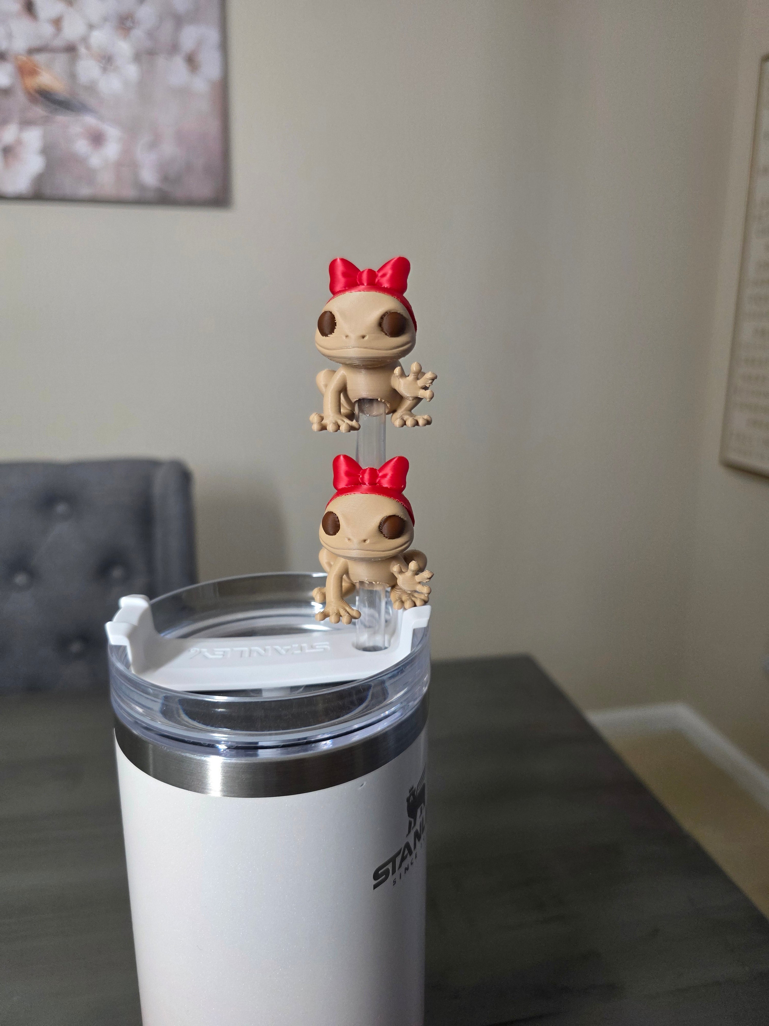 Puerto Rico Coquí wearing a Red Bow 3D Straw Topper