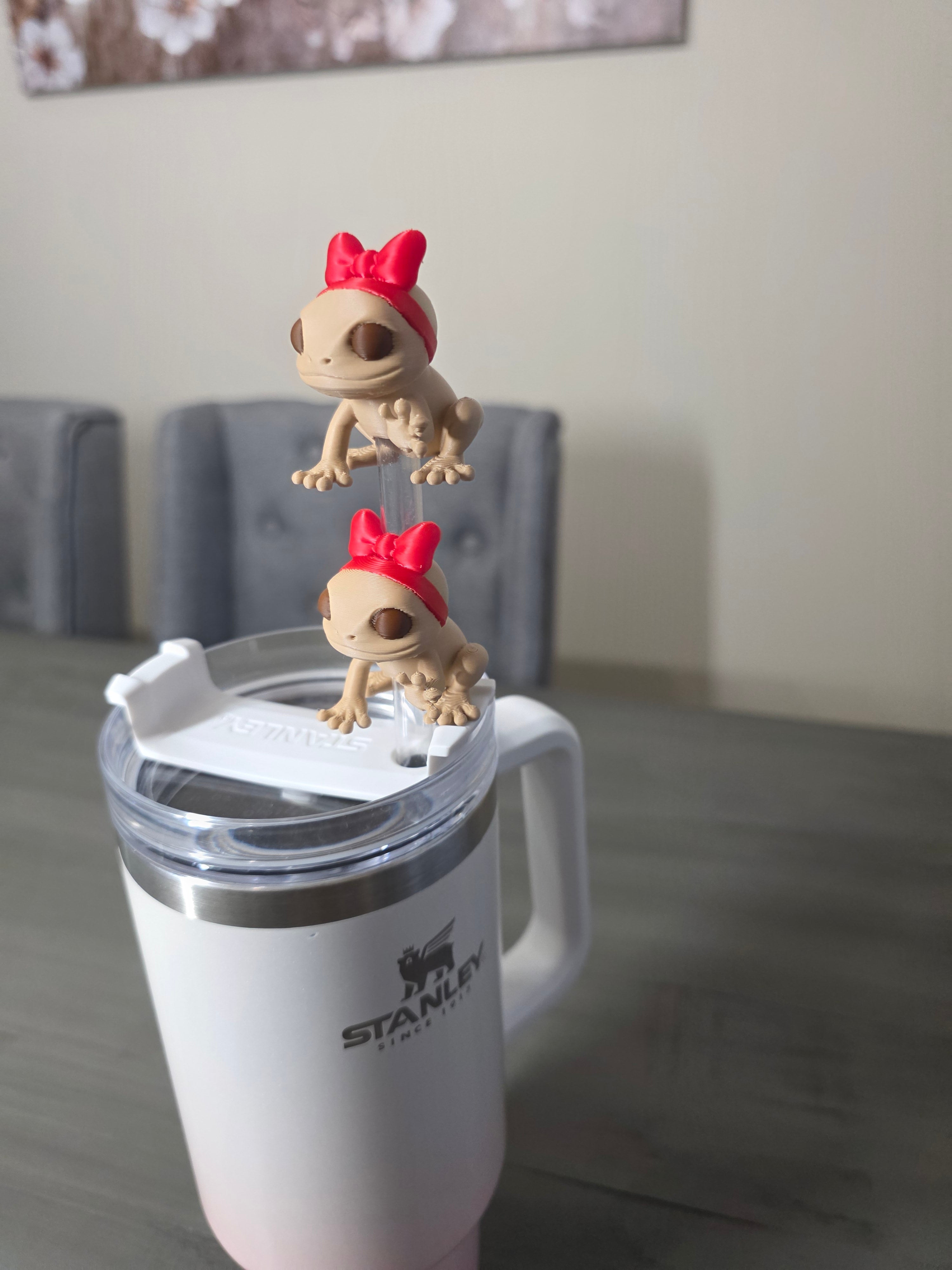 Puerto Rico Coquí wearing a Red Bow 3D Straw Topper