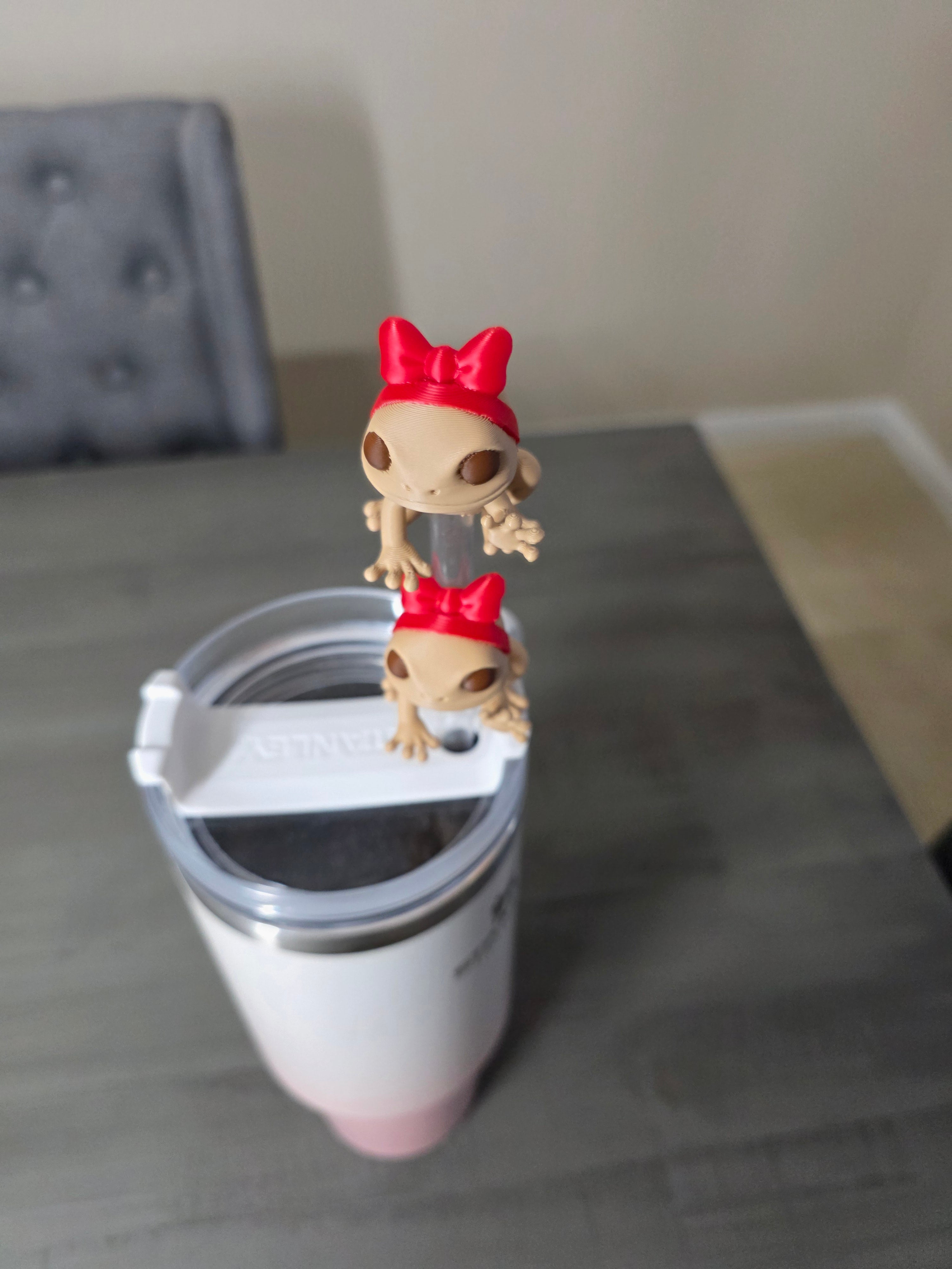 Puerto Rico Coquí wearing a Red Bow 3D Straw Topper