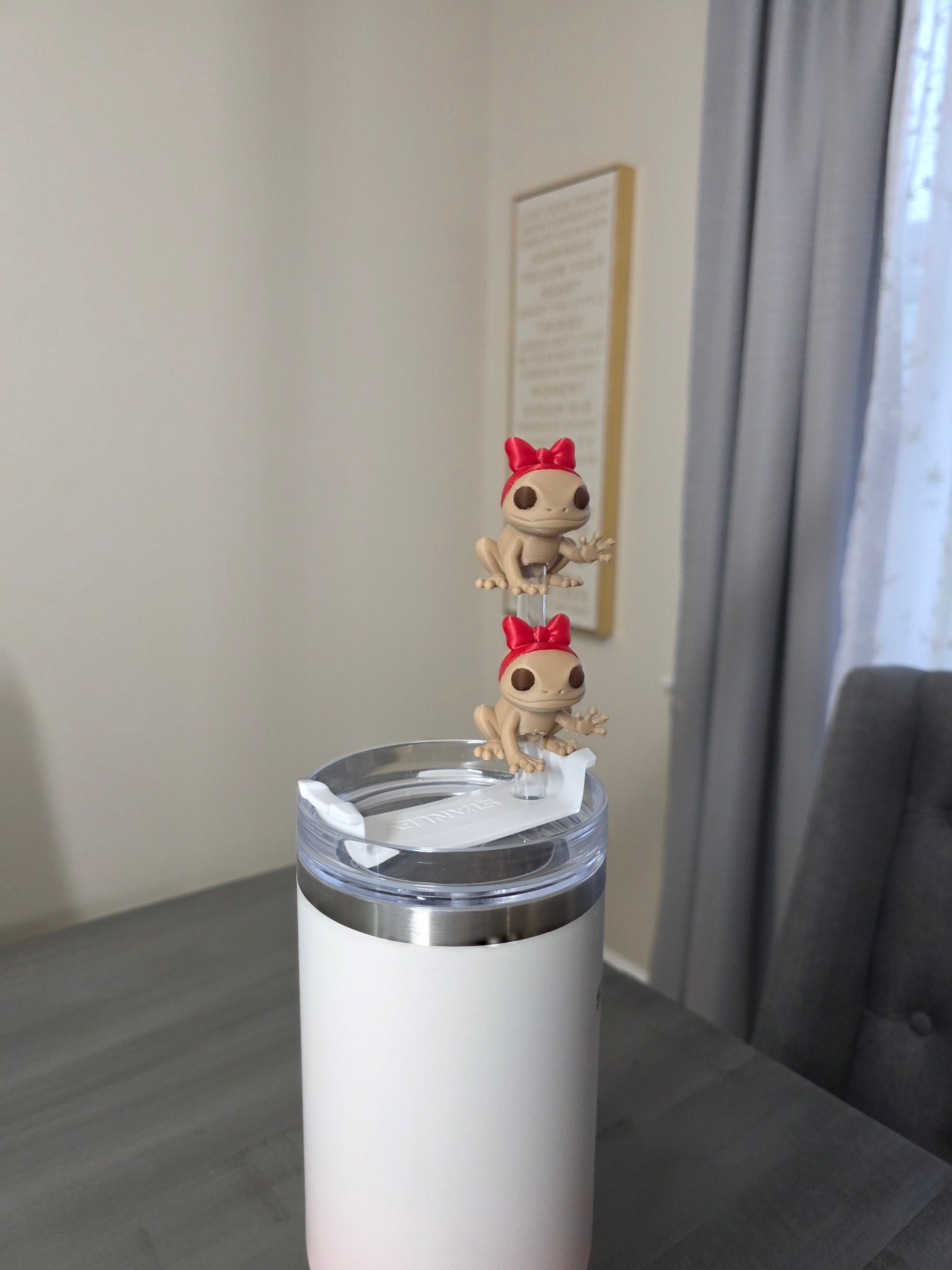 Puerto Rico Coquí wearing a Red Bow 3D Straw Topper