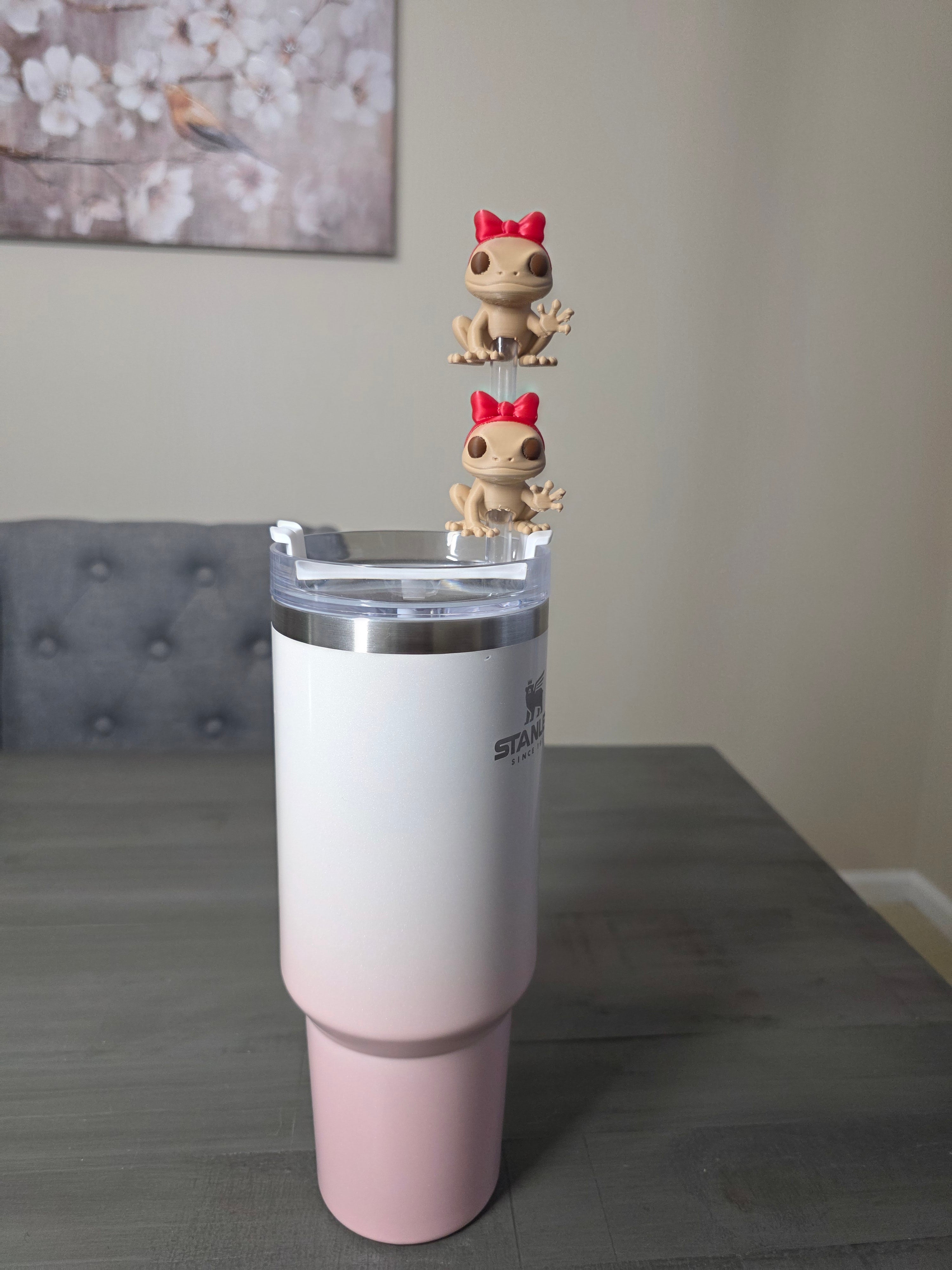 Puerto Rico Coquí wearing a Red Bow 3D Straw Topper