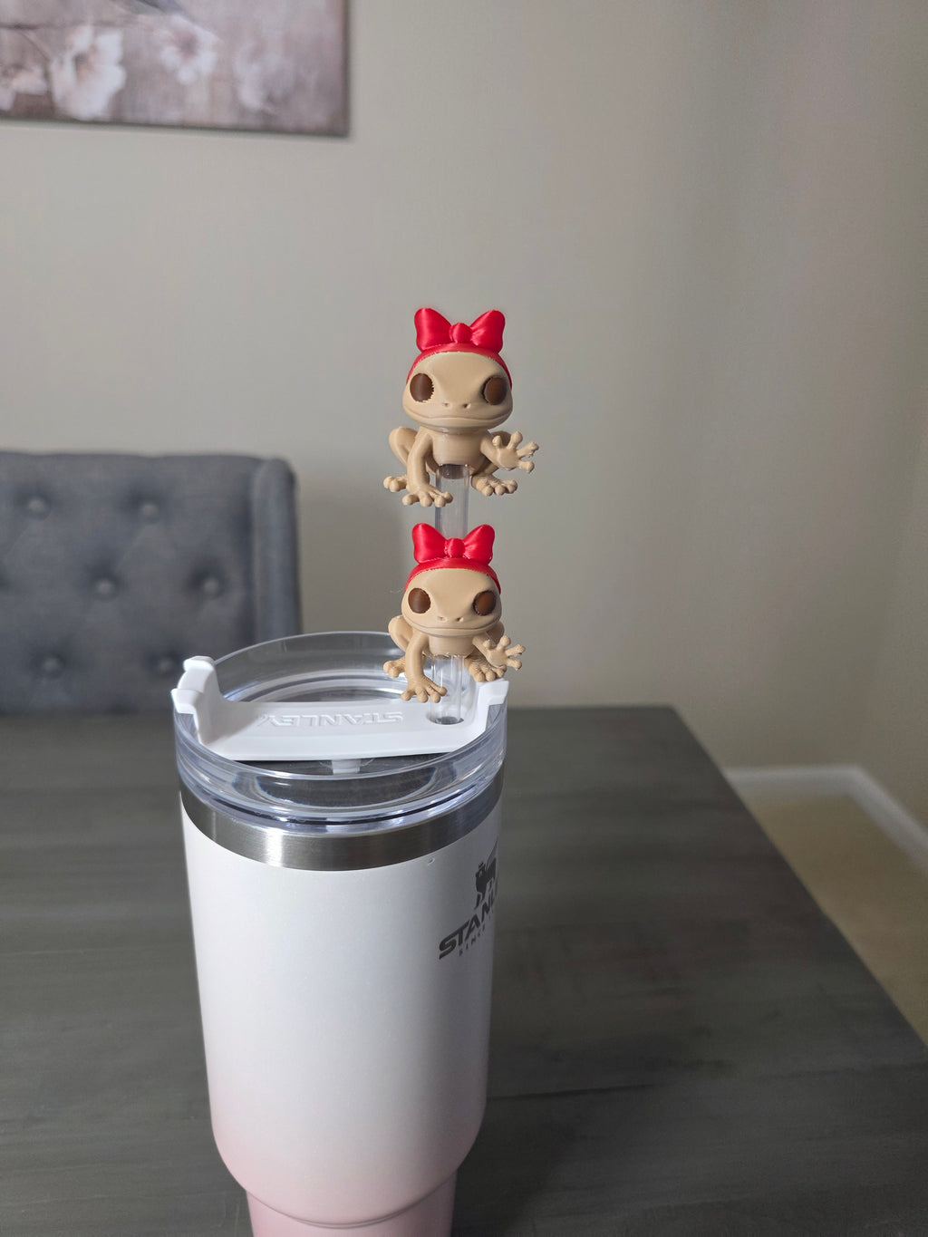 Puerto Rico Coquí wearing a Red Bow 3D Straw Topper