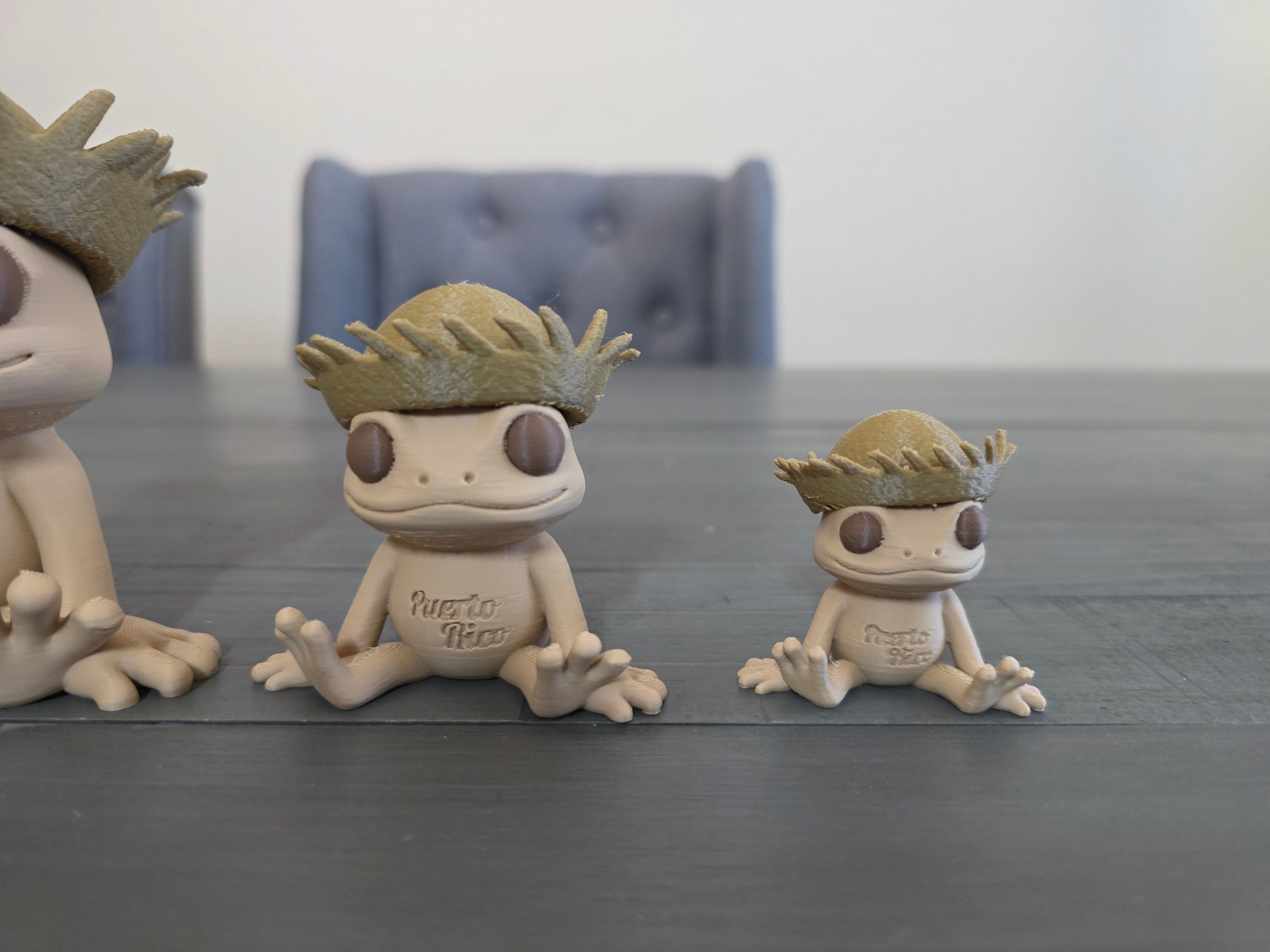 Puerto Rico Sitting Coquí with Pava Hat Desk Buddy | 3D Printed PLA Figurine | Boricua Frog Decor | 1.75” 2.5” 4” Sizes