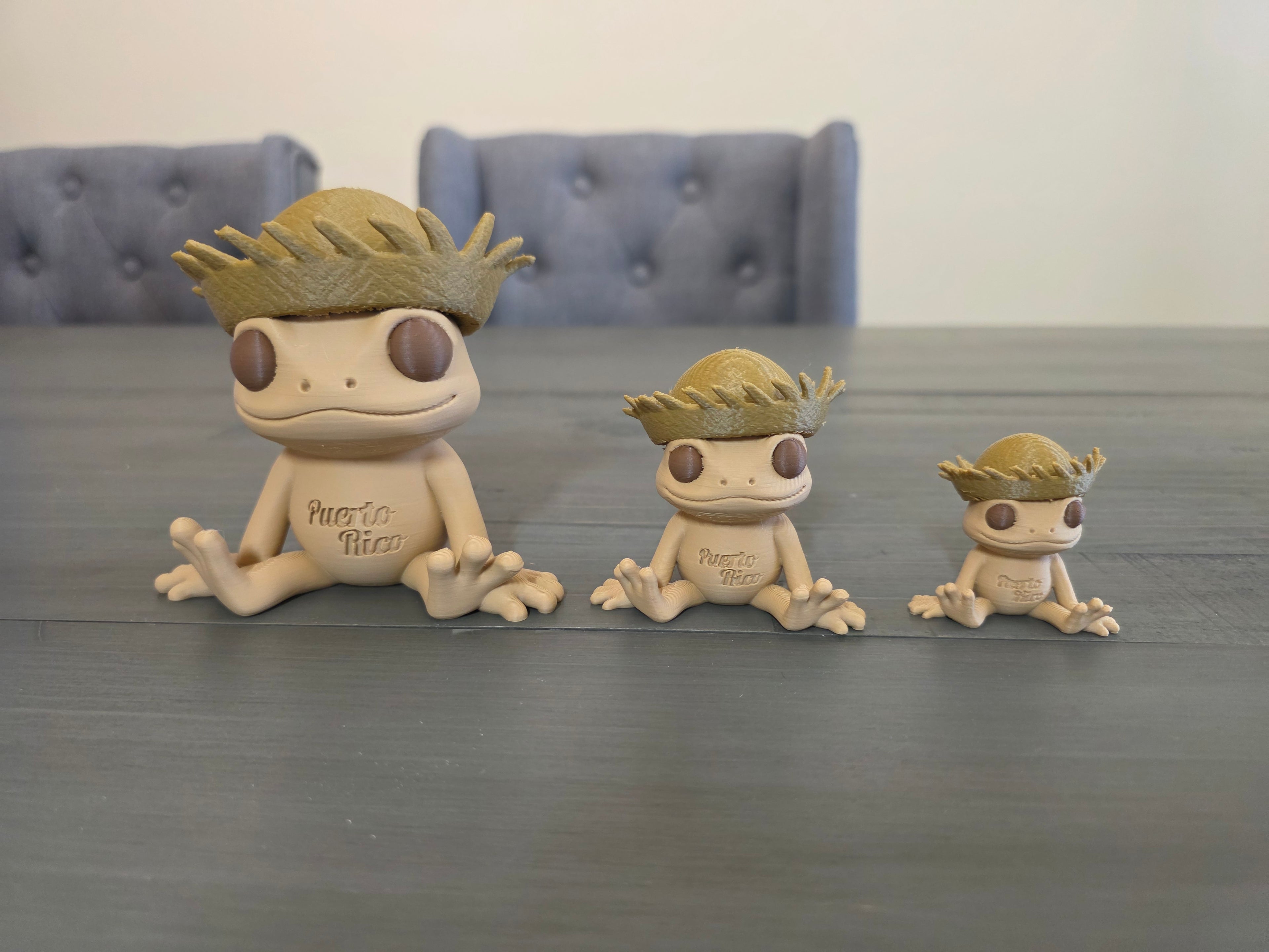 Puerto Rico Sitting Coquí with Pava Hat Desk Buddy | 3D Printed PLA Figurine | Boricua Frog Decor | 1.75” 2.5” 4” Sizes