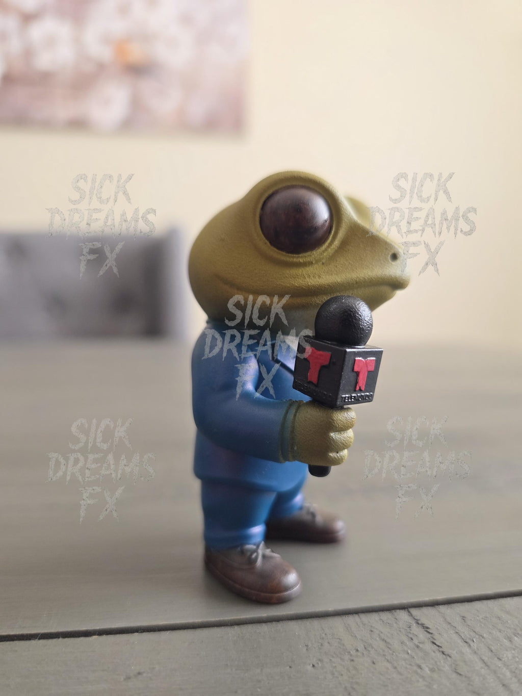 Coquí Noticiero | 3" Puerto Rico News Anchor Figurine | ABS Resin | Telemundo-Inspired Hand Painted Collectible